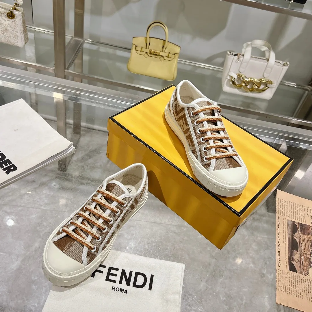 Couple style 💰460❤️Fendi Fendi's latest couple canvas shoes ❑ Fabric: Original customized imported jacquard canvas material ❑ Inner lining: Imported canvas material ❑ Sole: Original molded non-slip TPU outsole ❑ Bottom thickness: 2.5cm ❑ Size: Women's 35-40/Men's 39-45